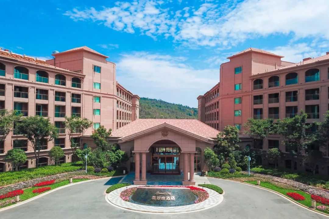 亮相这个度假天堂旗下的首个酒店—翡翠湾酒店被誉为云南旅游度假的3