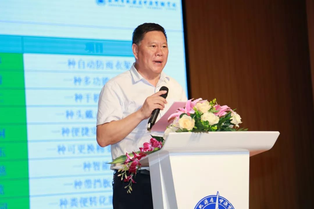 吴庆星校监为获得国家专利的学生颁发证书这是一个有温度的公众号