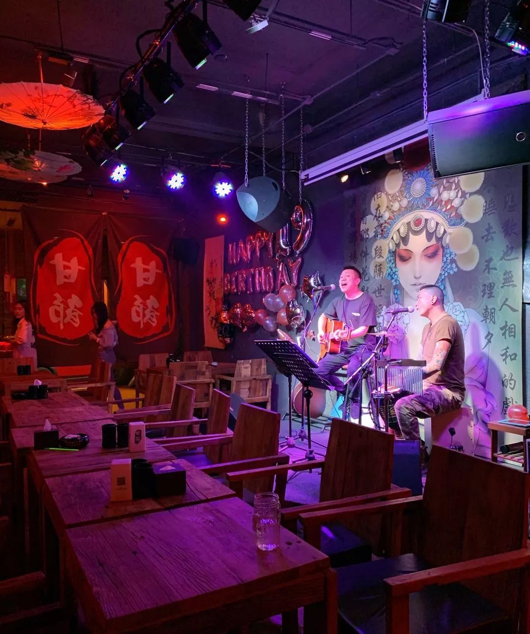 喝酒上坛子长春净月大学城藏着一家江湖风十足的小酒馆现场歌手氛围太