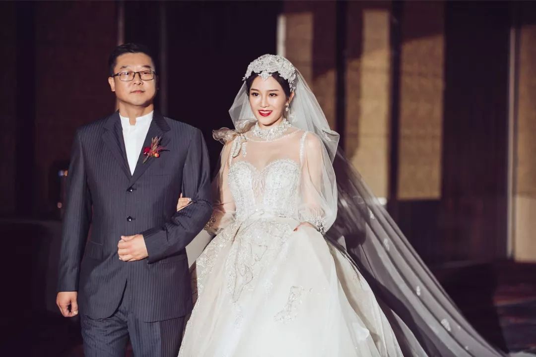 婚纱第一次出现在新郎面前,她是如此的神圣而美丽,张培萌满是爱意的