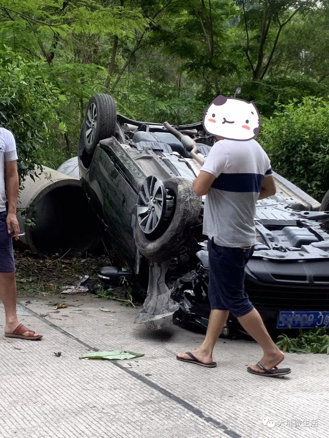 大埔二单车祸|一小车突然失控撞向路沿水坑|一小车翻个"四脚朝天"!
