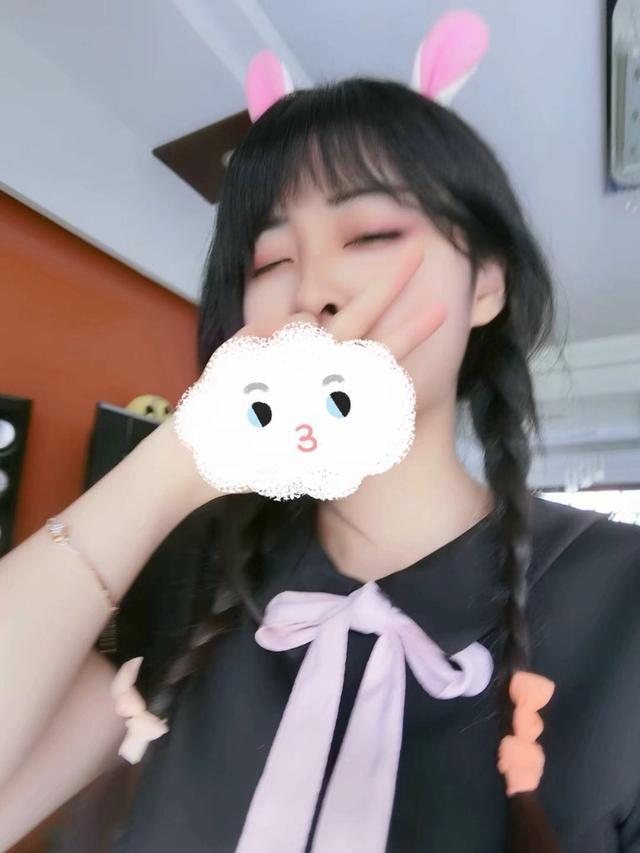 lol唯一位比男生还刚的妹子,董月月为冲峡谷连续直播30小时?