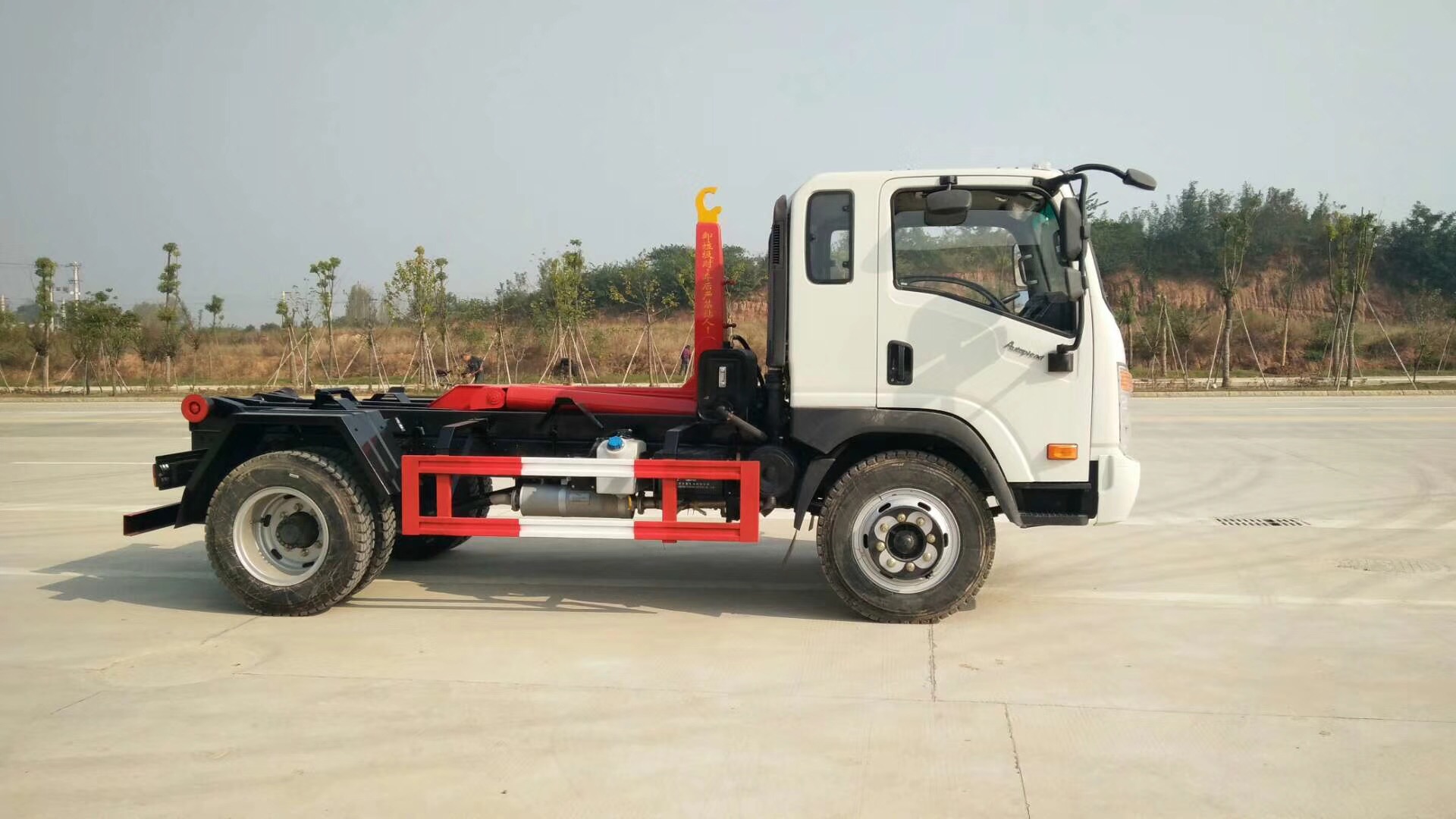 的合金钢一体式的主钩臂还有加强型副粱,铸钢尾拖轮手电一体操作装置