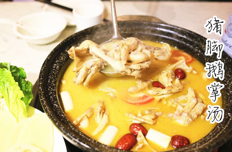 微火慢熬,猪蹄变q弹软嫩,已经完全融进汤底,加上软糯有嚼劲的鹅掌,让