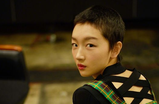 自从《山楂树之恋》出道后,周冬雨便成为影视圈的一股清流.