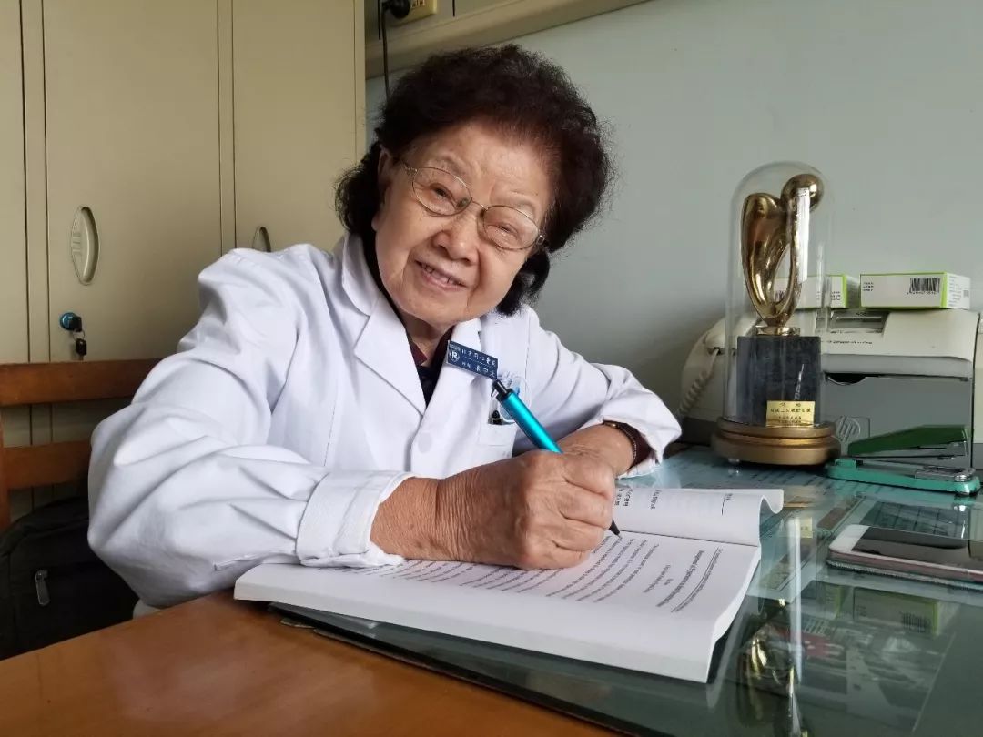 每周还要奔走于3个社区医院,带领自己的学生和社区医生开展义务会诊