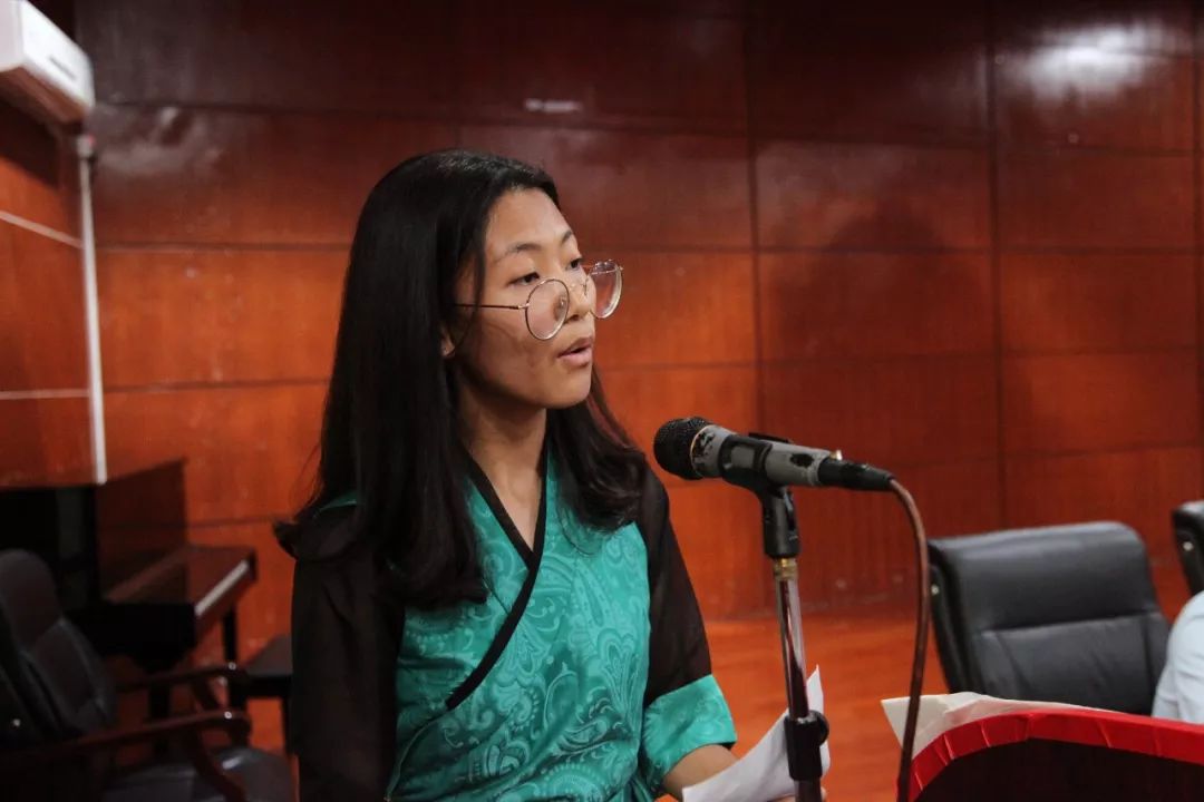 高三西藏班班主任戴慧婷,刘素芬老师作为教师代表分别发言,表达了对