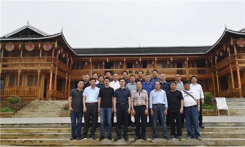 太仓市璜泾镇商会璜泾加弹行业商会到玉屏考察捐资