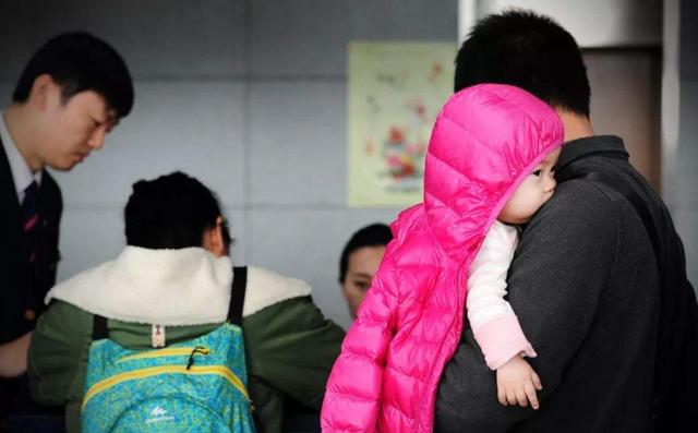 原创送孩子上幼儿园,爸爸的情绪似乎激烈过头了?网友:大家都一样