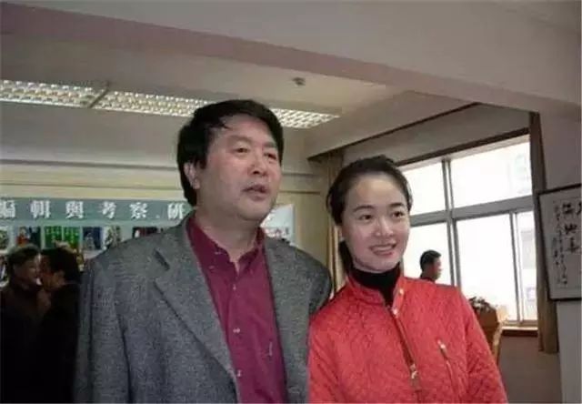 第一次就看对眼,恋爱不到半年就结婚了,并生下一个女儿,虽说高全建