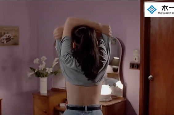 猥琐男偷看美女换衣服当美女一回头竟然吓得他掉楼下去了