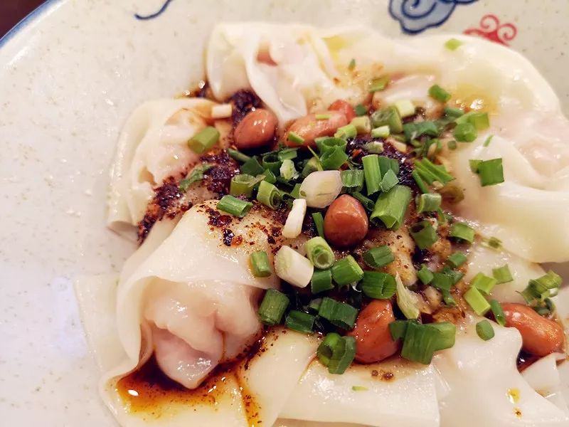 因此,形成了龙抄手的主要特色:经猛炖慢煨而成.