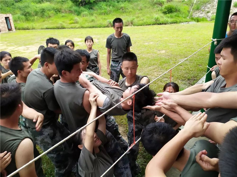 校园快报挑战自我超越极限军鹰队户外军事拓展训练活动内附超燃视频