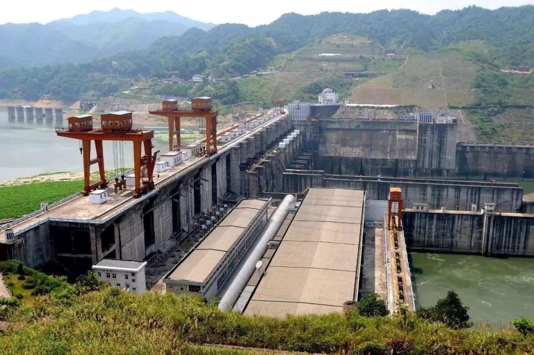 五强溪水电站的平均流量为2040立方米/秒,实测最大流量27000立方米/秒