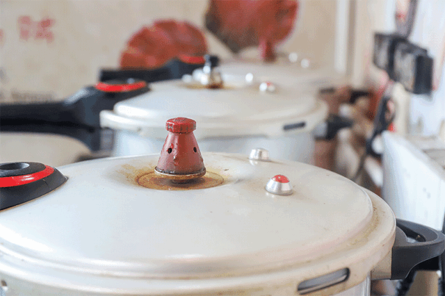 小刀一翘,乳山生蚝轻易被打开,微微冒着热气,一股子鲜味勾得我口水直