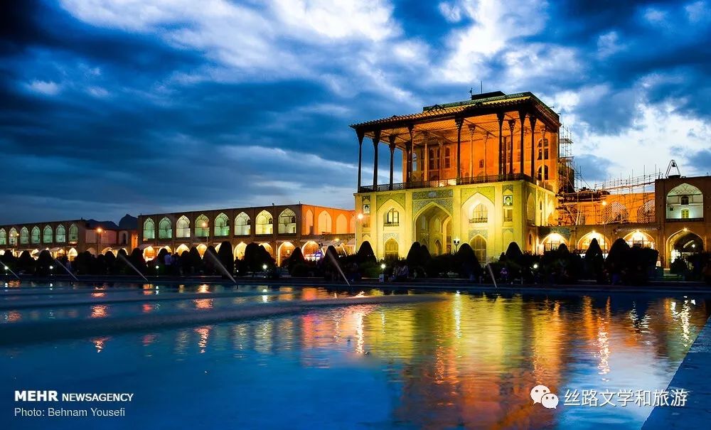 萨迪的果园佐列哈在佛像前感到害羞