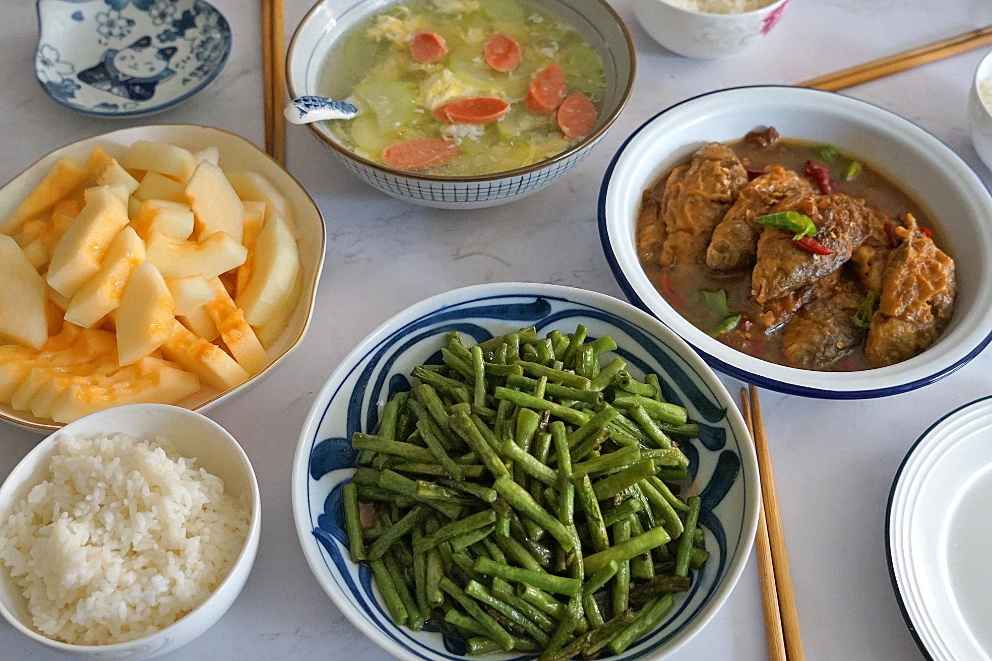 午餐做了3菜1汤弟弟带着陌生人来蹭饭吃完还嫌饭菜太素了