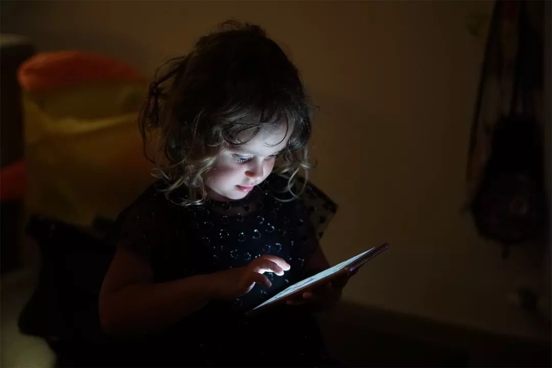 家人带她到医院检查, 6月6日,2岁半的女童小曼(化名)因为经常看手机