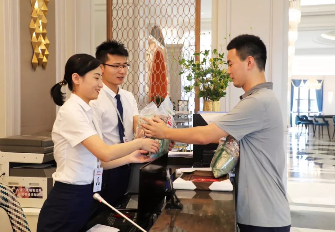 炎炎夏日送清凉 滴滴关怀暖人心_员工