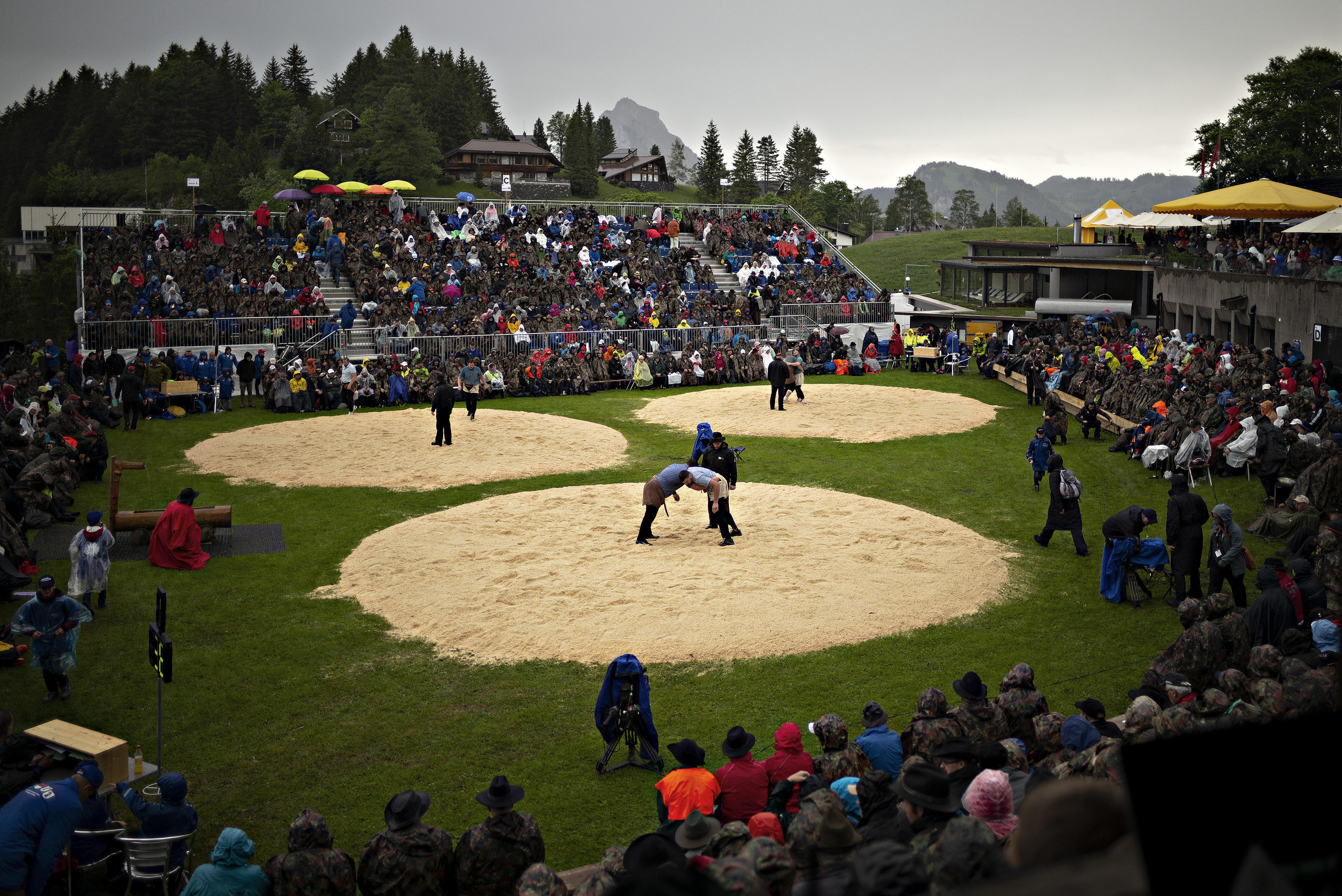 瑞士举办阿尔卑斯山摔跤节
