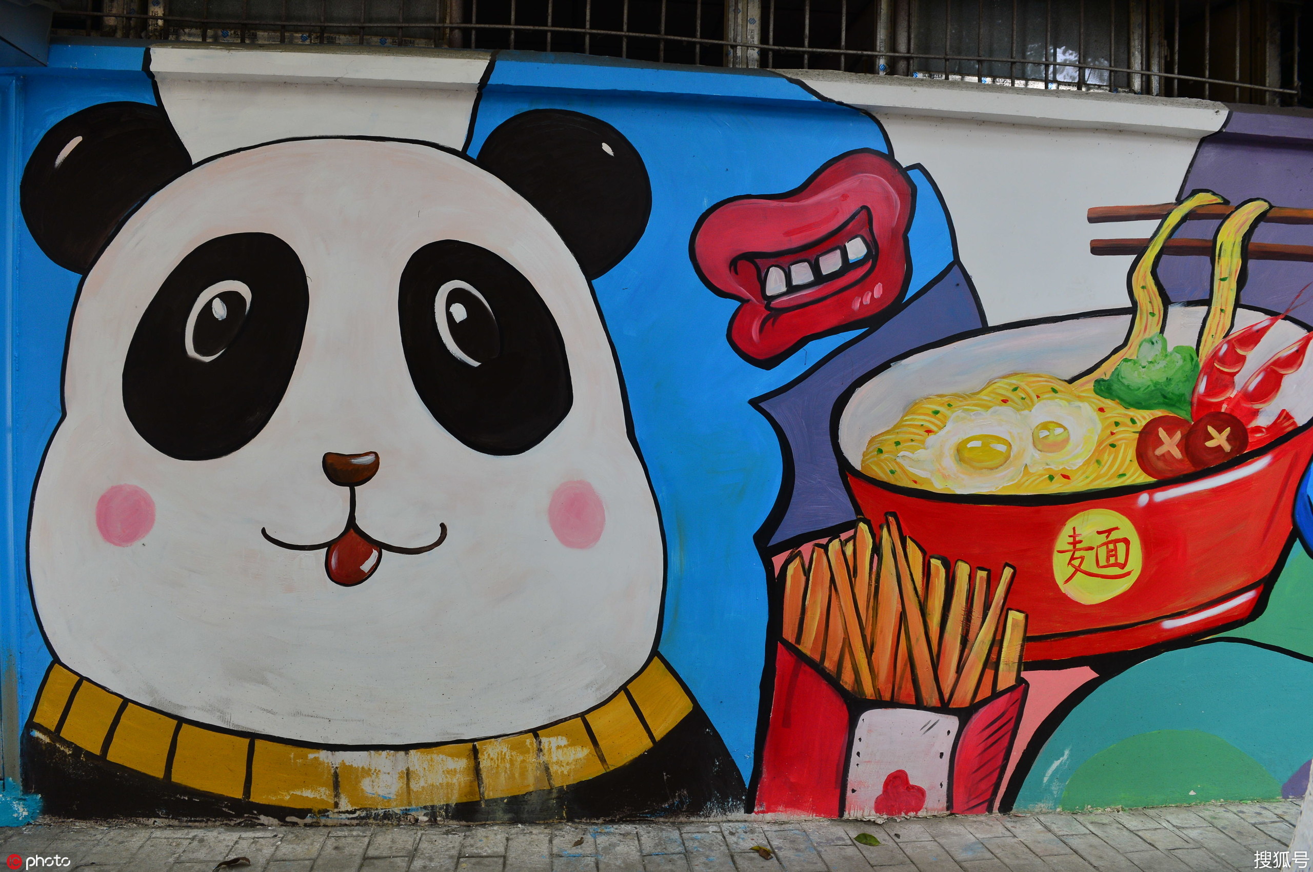 成都熊猫小巷网络走红墙体彩绘百只熊猫萌翻游客