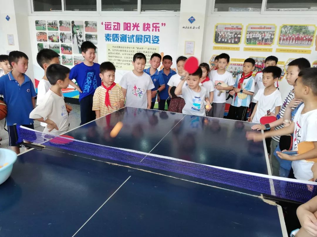 近视防控有妙招桐庐县迎春小学花样玩乒乓有效防近视