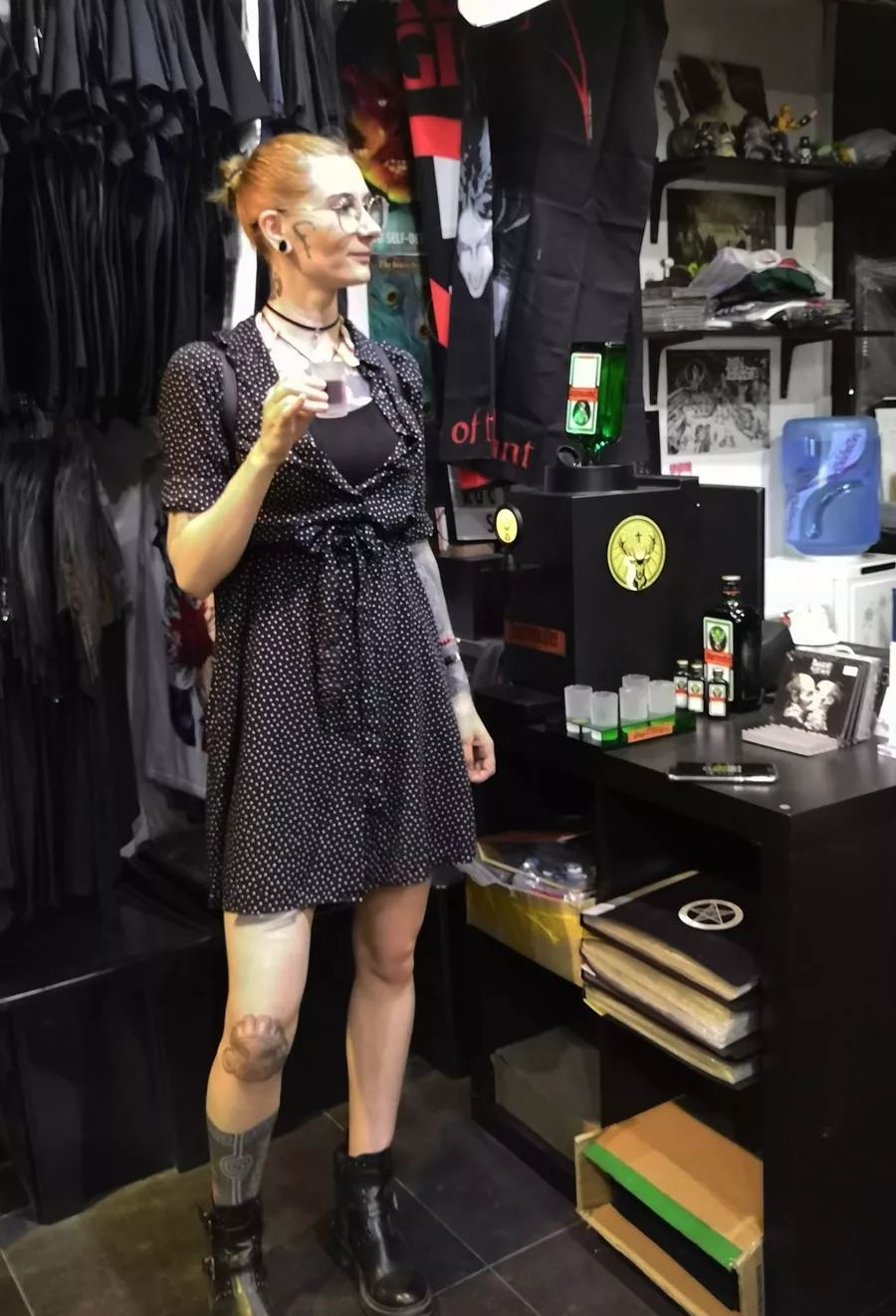 现在如果你身穿摇滚乐t恤,来666摇滚店说说你和摇滚乐的故事,就有一杯