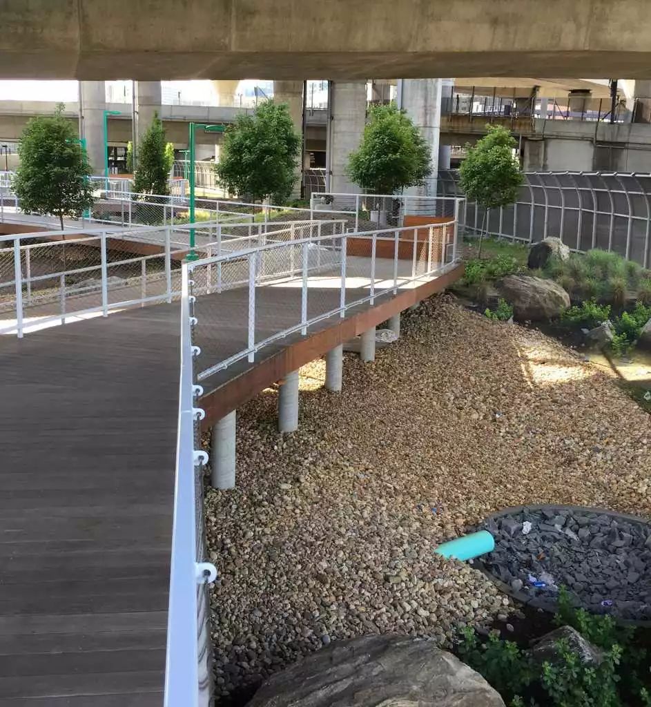 通道,公共娱乐空间以及一系列支持可操作照明和艺术设施的脚手架结构