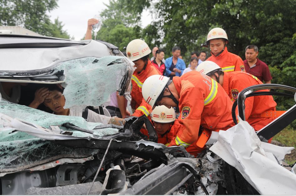 320国道上饶段发生严重车祸,小车撞得不成样