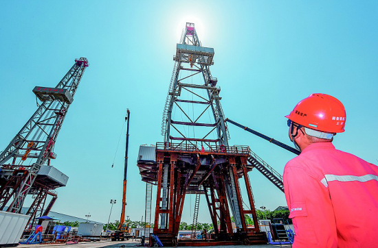 荆州9000米超深井钻机总装待发