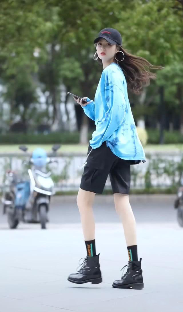 超显瘦的休闲风,小姐姐蓝色"堆堆衣"搭五分裤,细腿手臂一样细