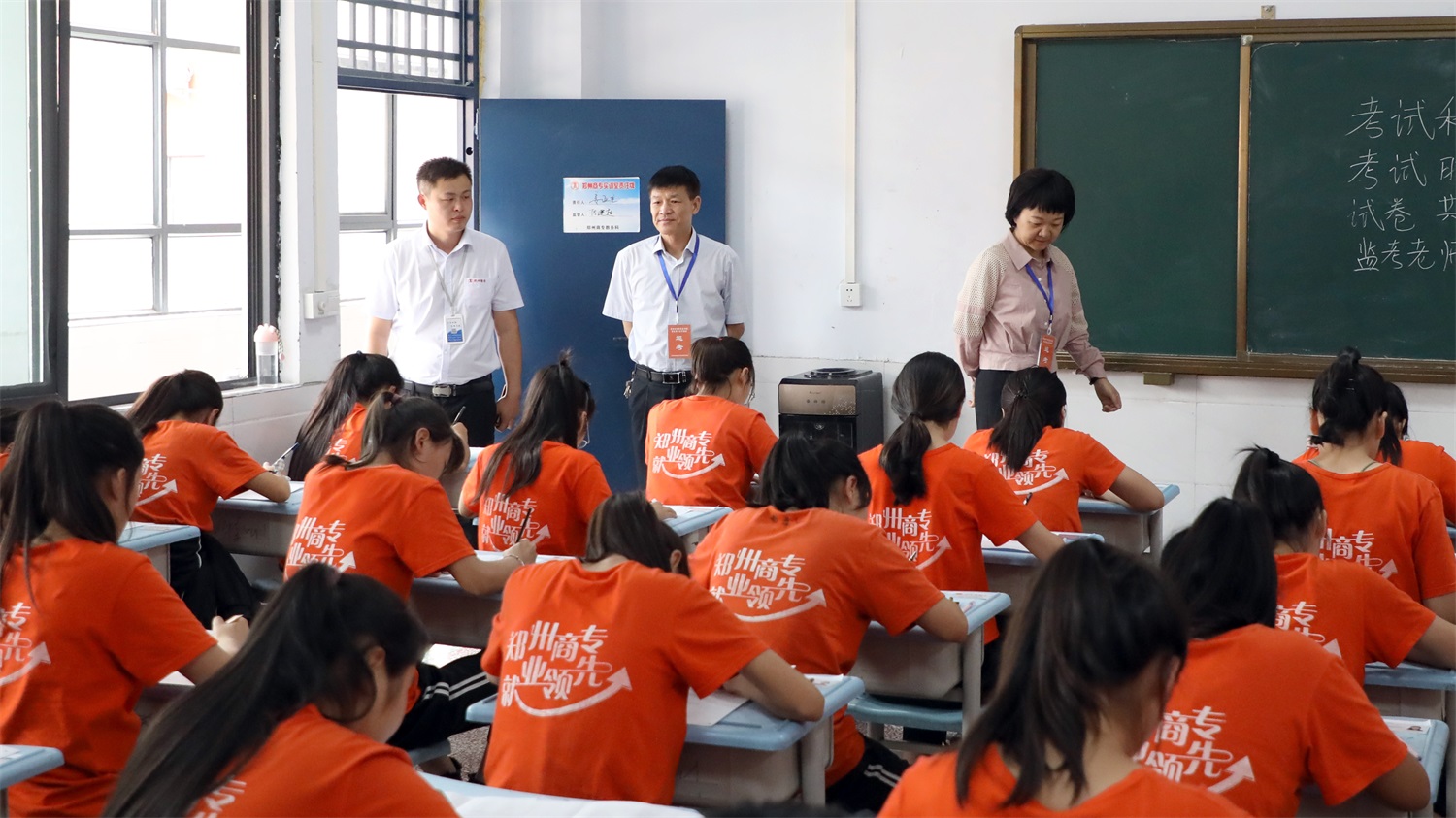 6月11日,鄭州商業中等專業學校2018級4500餘名學生走進考場,參加省