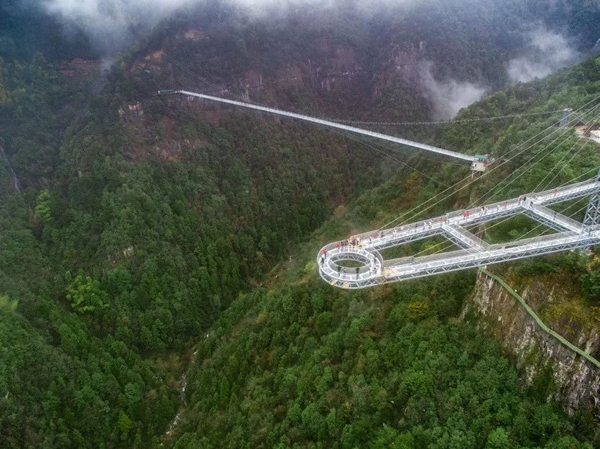 太刺激诸暨附近的天空悬廊比张家界玻璃桥恐怖10000倍96层楼高脚底就