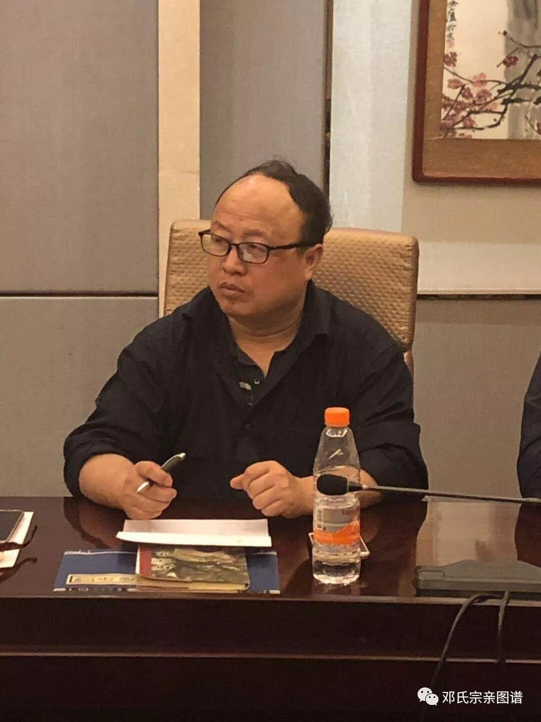 邓红斌副会长.邓志飞副会长(右1)与邓新虎理事.