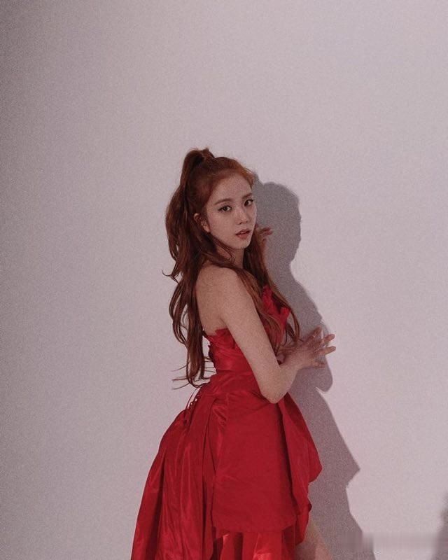 24岁jisoo高调美回来高扎马尾减龄又可爱穿露背裙身材瘦一圈