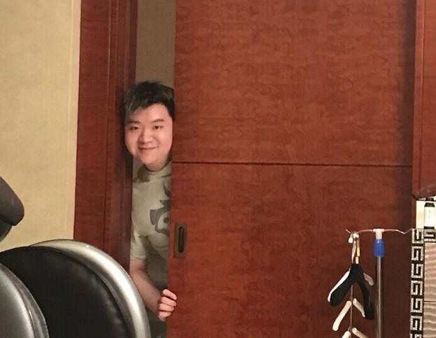 原创uu人晕了,回家看见卢本伟和马飞睡在一起,网友:抓个正着