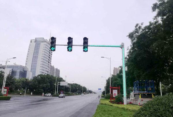 公安局网红斑马线和交通信号灯亮相巩义街头