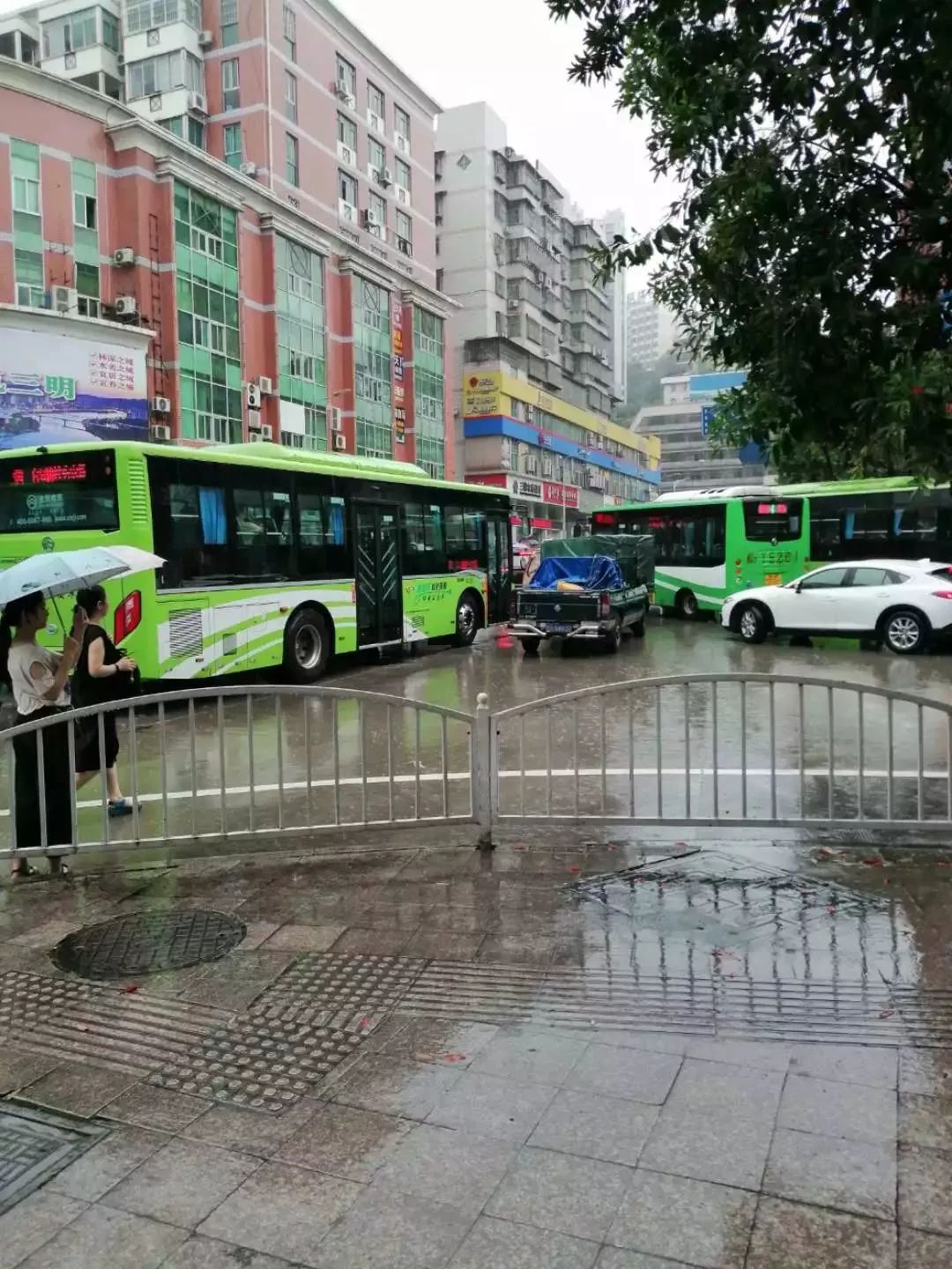 路新市南路九中中山公园江滨段多处塌方车辆被冲三明到处都沦陷了