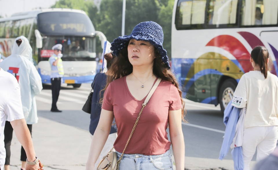 2019高考结束,考生走出考场说题难,考试结束场景感人泪奔_妈妈