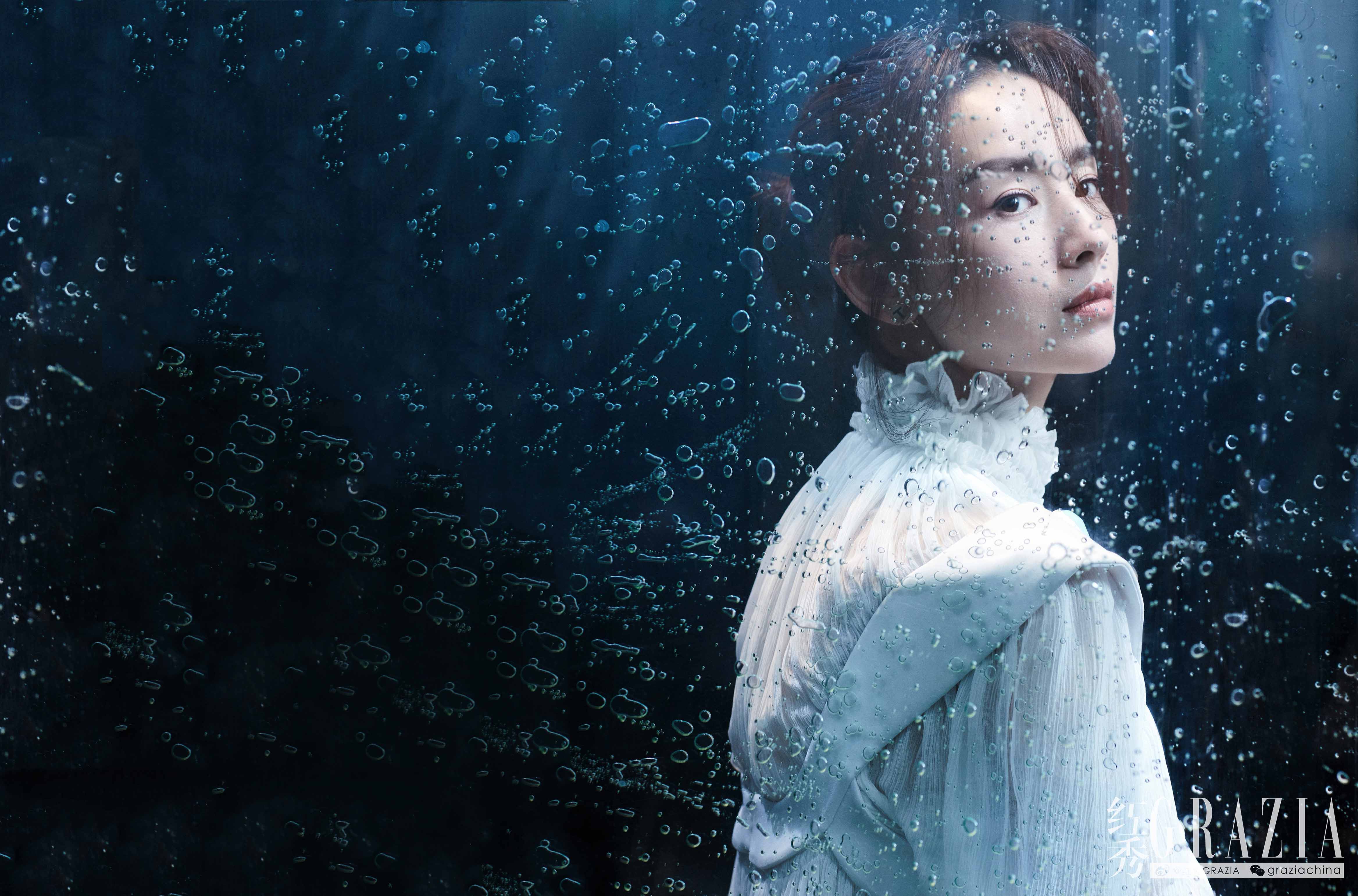 董洁最新时尚大片 光影之间优雅与潇洒无缝转