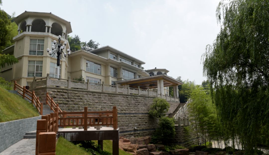 芙蓉山庄位于江苏省宜兴市西南著名的阳羡风景区腹地的芙蓉寺,风灵