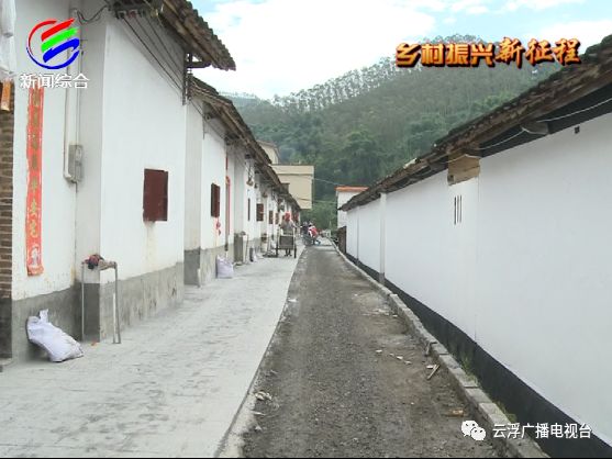 走进新兴县簕竹镇非雷村,正在作业的勾机,水泥搅拌车等大型机械车辆