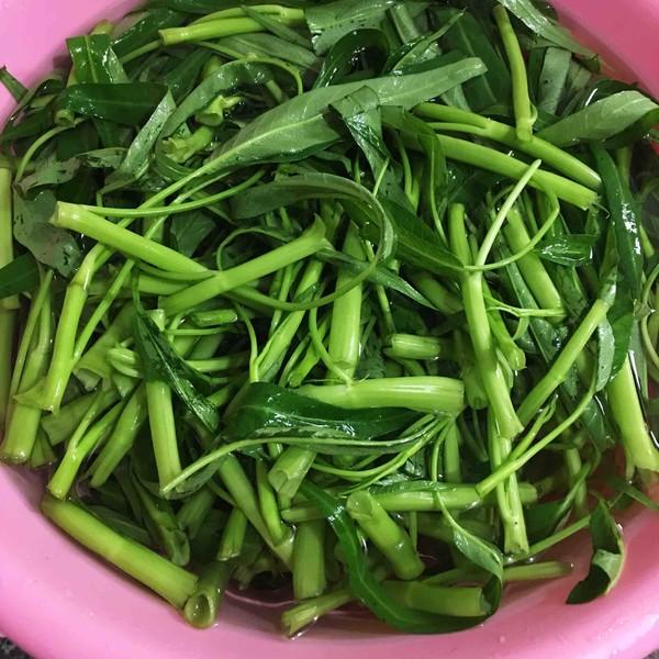 2.择好的空心菜随便清洗下再浸泡会后清洗,这步主要是去掉泥巴灰尘