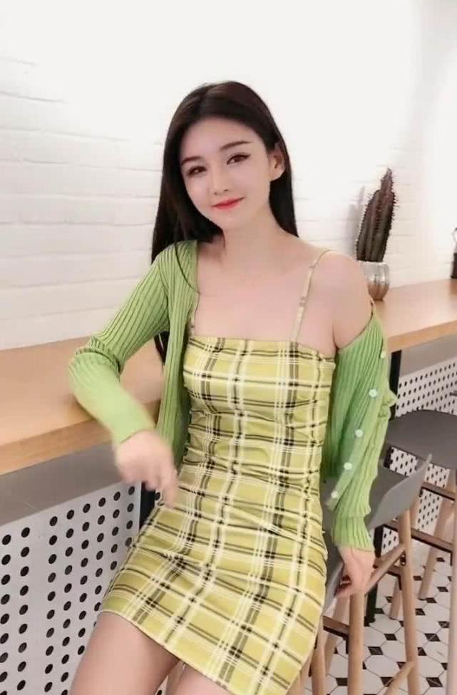 小姐姐一身绿色穿搭吊带包臀裙秀出了大长腿