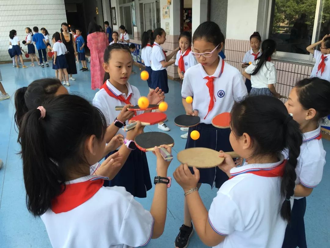 近视防控有妙招桐庐县迎春小学花样玩乒乓有效防近视