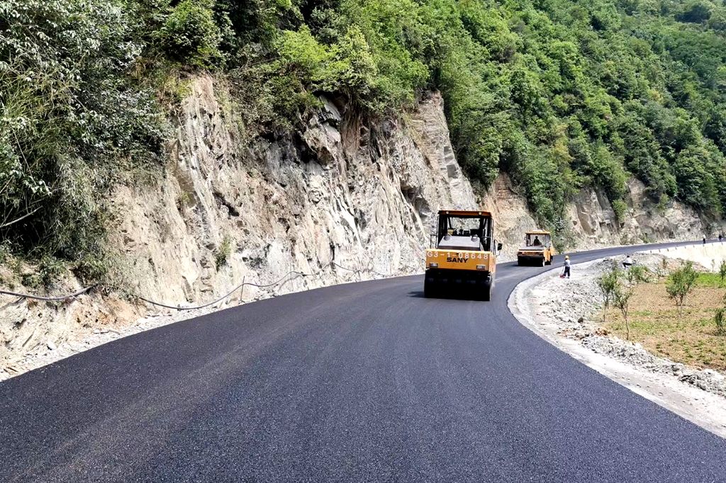 旬阳四条干线公路油面层全面铺设中