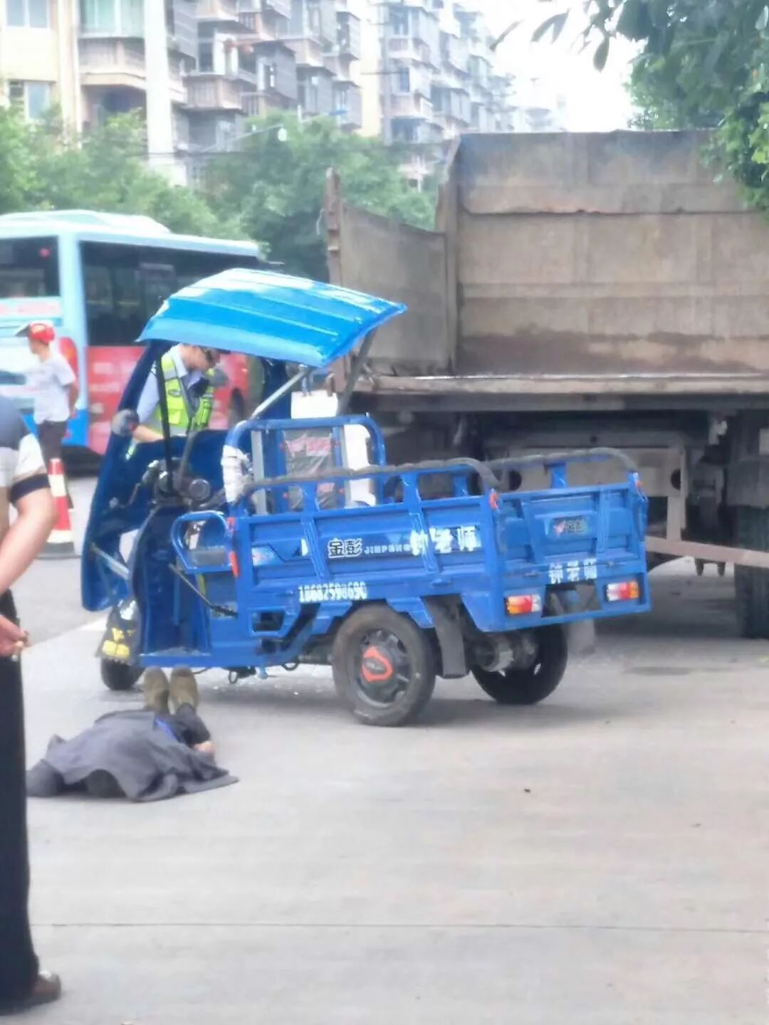 宜宾一电动三轮车撞到路边大货车致一人死亡