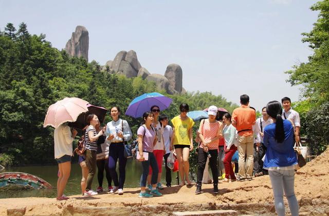 桂林导游发飙要求游客1小时消费2万遇到黑导游到底该咋办