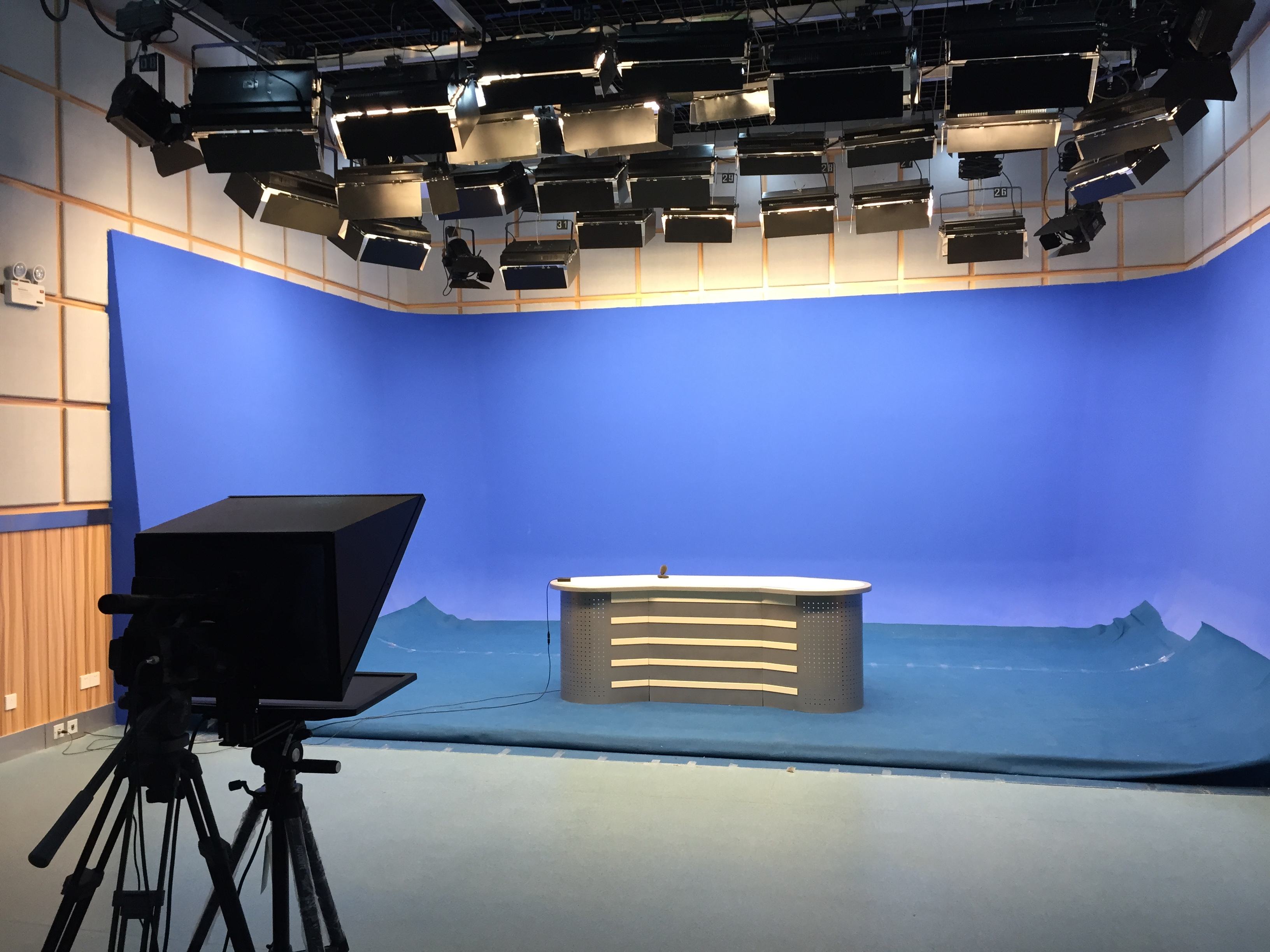 山东济南中小型演播室灯光布置常见的7种布光方式–上山传媒解析