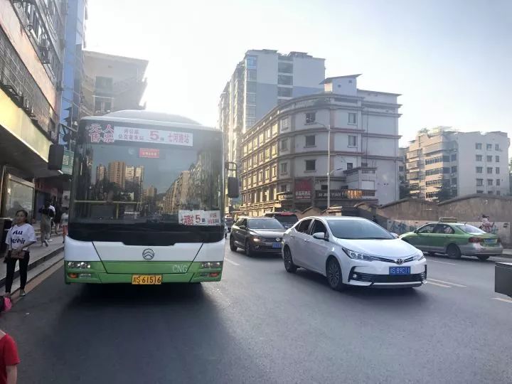 有的乘客表示,红旗桥似乎正在施工,路线变化可能和这个原因有关.